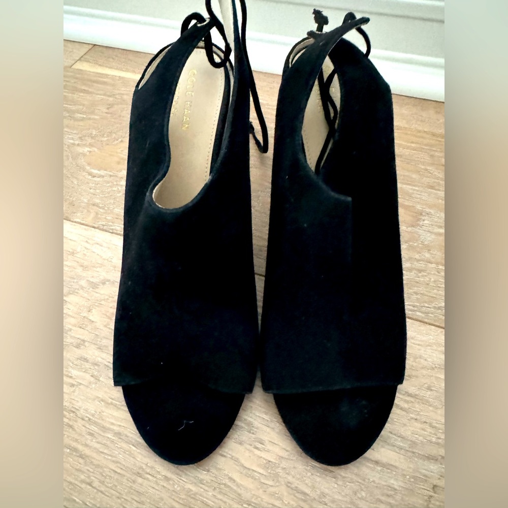 Close Haan NWT black suede pumps